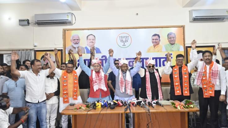 अमित यादव, जेपी वर्मा का ह्रदय परिवर्तन, पुलिस की नौकरी छोड़ नवनीत भी ढोयेंगे बीजेपी का झंडा